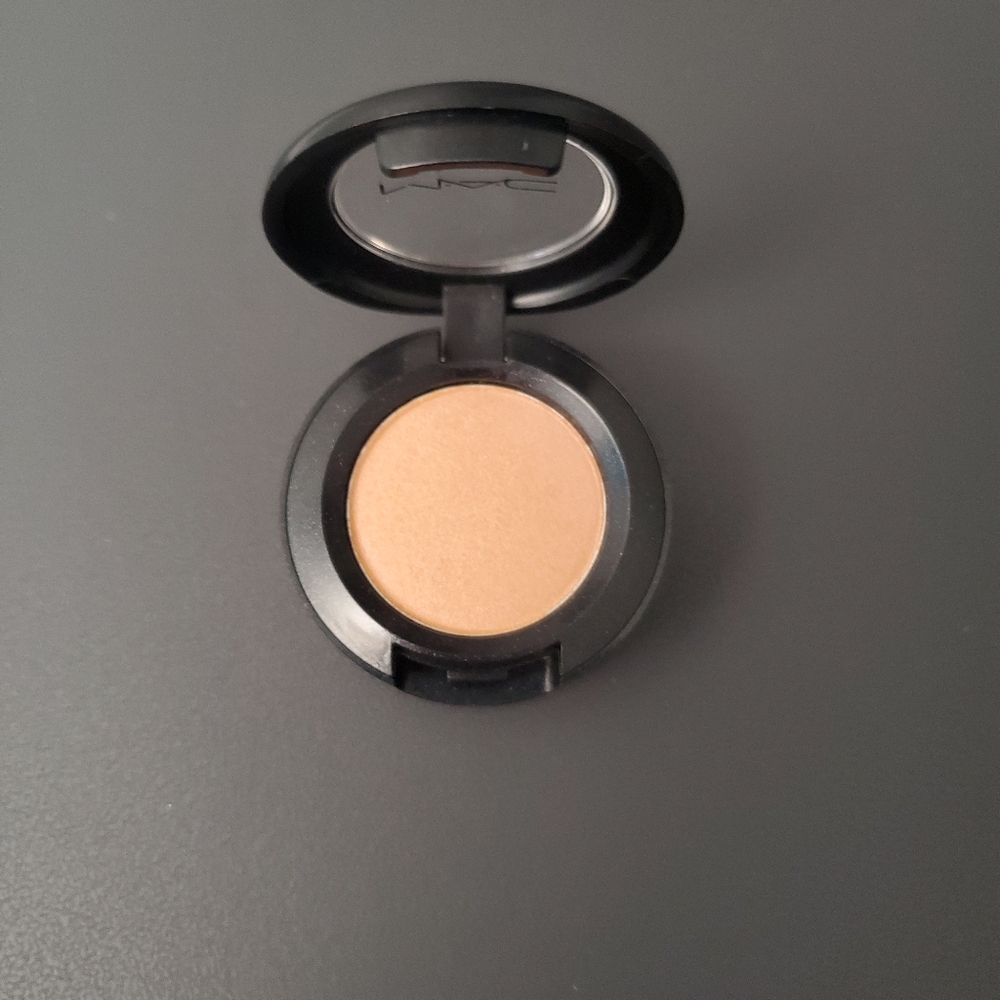 Mac eyeshadow in Motif